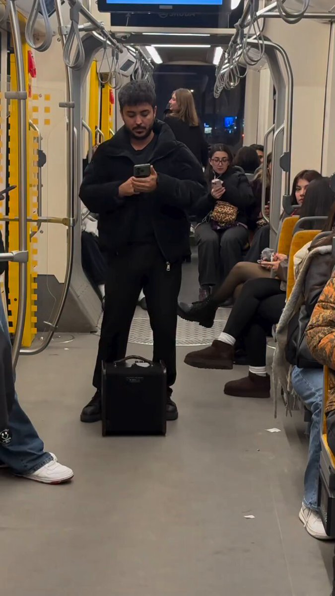 Vagogda yolcuların stresini alan çok güzel bir hareket. Herkes gülümsedi, herkes mutlu oldu: