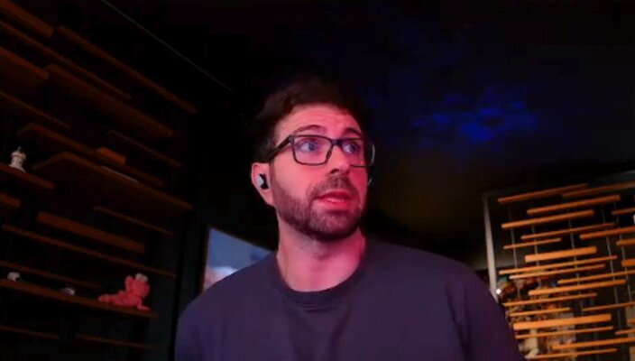 Vegetta nos muestra su anillo de boda en su primer directo como hombre casado :') ¡Que vivan los novios! 💜💜💜