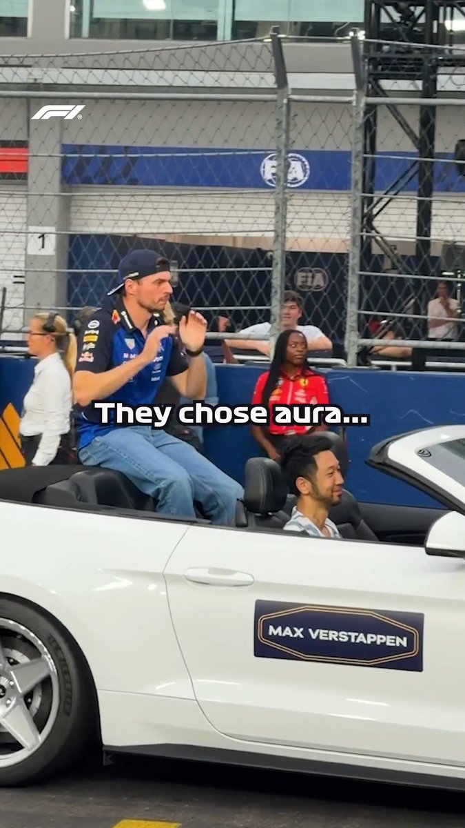 Looking back at the Singapore Drivers' Parade... 😎👊 #F1 #SingaporeGP