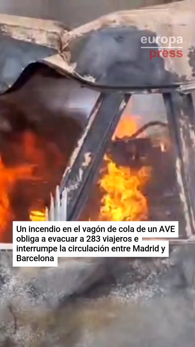 Un incendio en el vagón de cola de un AVE obliga a evacuar a 283 viajeros e interrumpe la circulación entre Madrid y Barcelona