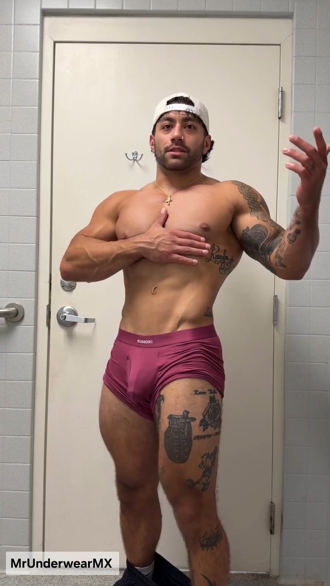 Mostrando sus gains del gym. 🤤🍆🔥🍑💦 😍 #UnderwearFetish #Bulge #Underwear #Gay #Muscleguy #handsomeman #naked #Bulge #BigBulge #softdick #TattooedMen #mensunderwear #fitbulge #ButtLover #dicklover