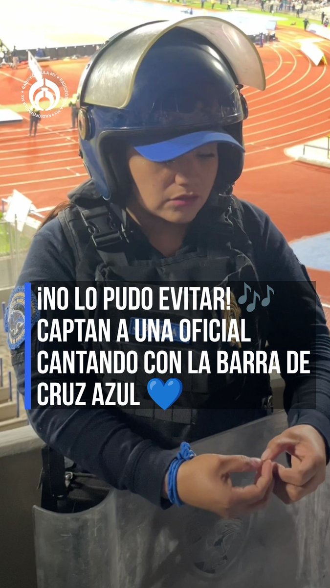 ¡No lo pudo evitar! 🎶 Captan a una oficial cantando con la barra de Cruz Azul 💙 #RFmx #Imperdible