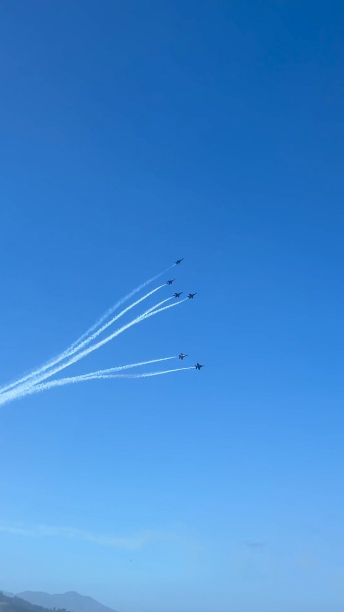 Looking back at my Fleet Week videos from yesterday, this might be my favorite Blue Angels maneuver. Six F/A-18s doing a Fleur de Lis break, then four regrouping in Diamond formation at the apex! 🤩