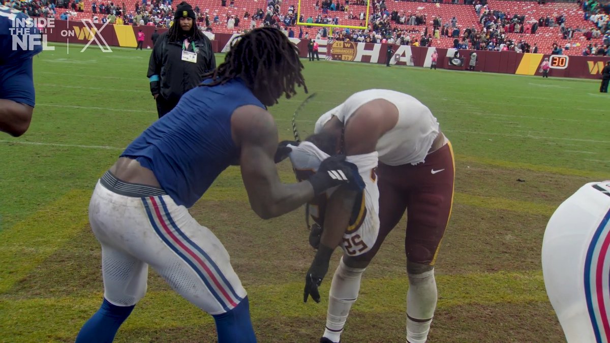 It's not always easy getting off those jerseys postgame 😂 Arvell Reese sonny Inside the NFL Week 5 Mic'd Up on X