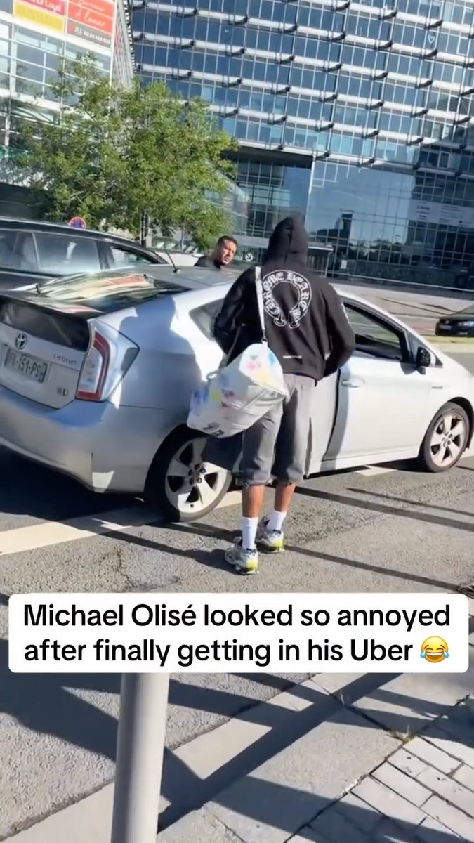 That time a fan was giving Michael Olisé the paparazzi treatment 📸😅 (via ig/shootquentin7) #Bayern #France
