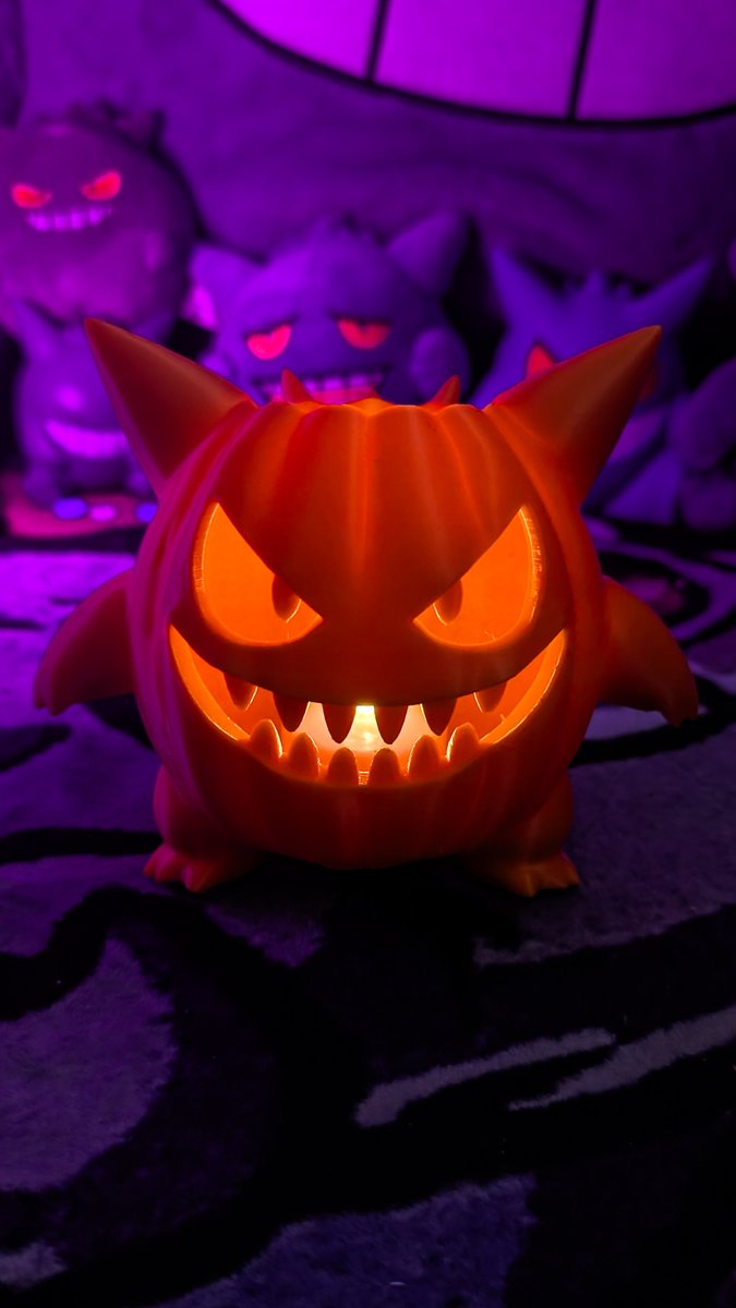 Got my Gengar pumpkin ready for Halloween! 👻🎃