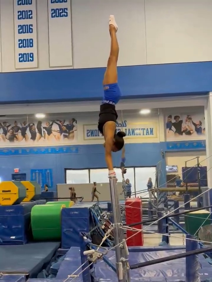 Mika Webster-Longin’s handstands are our #MondayMotivation. 💪