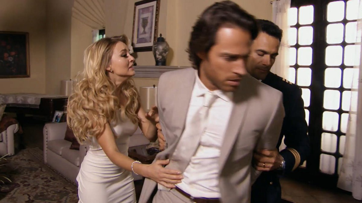 Alessandro é preso no dia de seu casamento com Montserrat. #OQueAVidaMeRoubou #OQueAVidaMeRoubou046