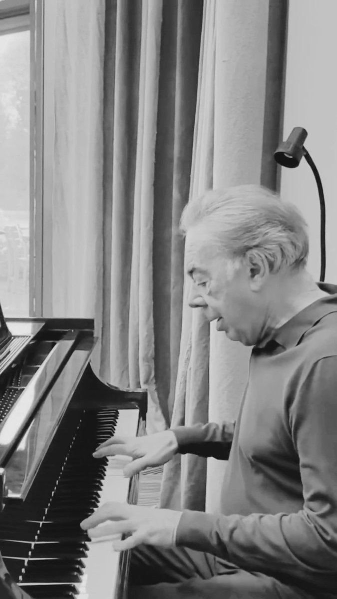Still not over the Phantom 40th celebrations? Neither are we. 🌹🎹 Here's Andrew at the piano playing All I Ask of You to cure those Monday blues. #Phantom40 #ThePhantomOfTheOpera #AndrewLloydWebber