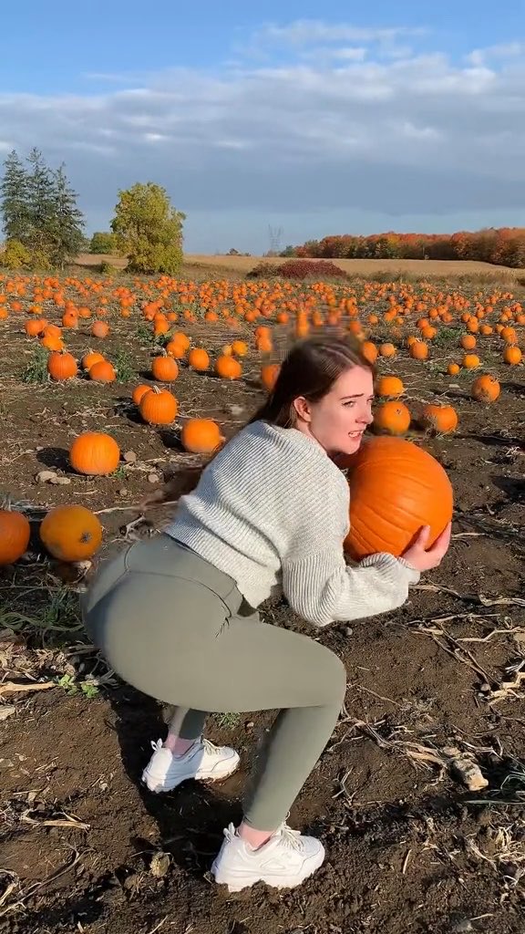 Pumpkin season is the best, pumpkin patches are a girls best friend in the fall time ☺️🍂