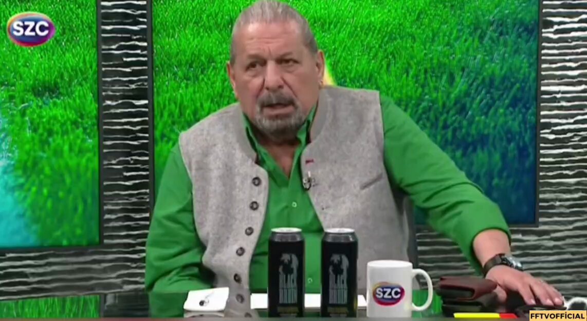 💥 Erman Toroğlu: Yapı diyorlar, kapı diyorlar. Doğru, yapı da var, kapı da var, bir de kapının sapı da var. Yani, o kapının sapı enteresan hocam. O sapı kim kullanıyor? Kapıyı açmak için veya kapatmak için. 65’i gören hakem, telefondan gözlemciyi arıyor. – "Sen bu puanı bana nasıl verirsin?" diyor. – O da diyor ki, "Kardeşim, ben görmedim ki bu puanı. Hangi puan?" diyor. – "Sen bu notu nasıl verirsin?" – "Sana notu bilgisayar verdi. Ben vermedim ki, senden duyuyorum 65 olduğunu notunu" diyor. – "Ben sana bunu gösteririm" manasında bir şeyler söylüyor.
