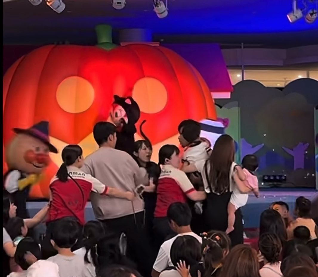 横浜アンパンマンミュージアムでおじさん同士が喧嘩。 黒Tが並んでもないのに横入りをして最前列を確保。 1時間前から並んでいた人達に注意されて逆ギレ。 隣にいたベージュのお父さんに頭突きをかまして流血させる。 ジャマおじさん… 何度も喧嘩をチラ見するアンパンマンにガッカリだ!!