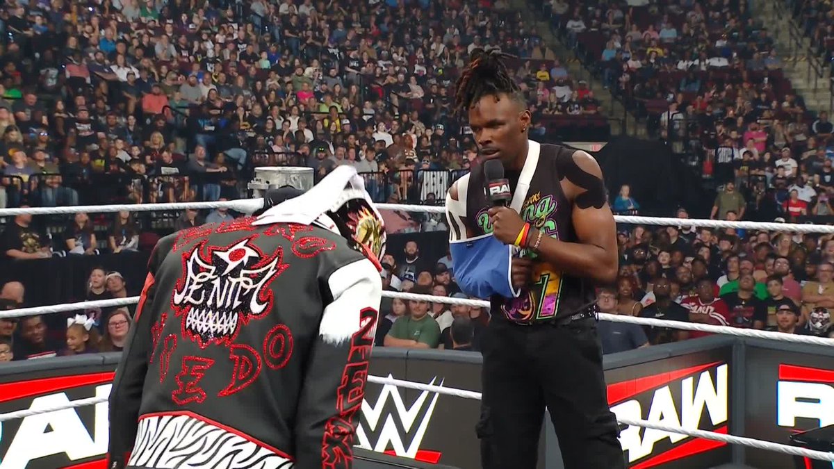 A great show of respect between Je’Von Evans and PENTA EL ZERO M 🤝