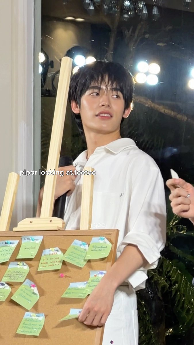 ปิ๊ปจับโน๊ตไว้ แล้วรอให้ตี๋ดึงหมุดออกให้ น่ารักอ่ะ แล้วตี๋รู้ตัวไวหันมาทำให้ทันทีเลย เด็กกว่าแต่ดูแลดีจริงด้วย