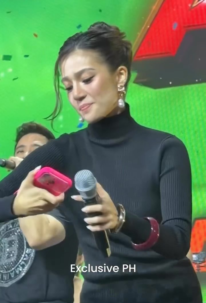 baby girl is now free to use any brand of phone to take selfies with her fans love love