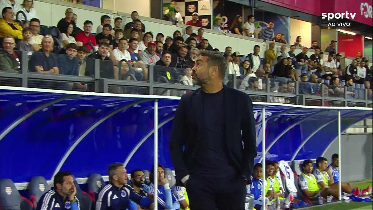 Artur Jorge não apenas levou nó tático de Vagner Mancini e uma goleada, como não aguentou a torcida do Bragantino. Repito: TORCIDA DO BRAGANTINO! Isso que é controle emocional hein 😂😂😂