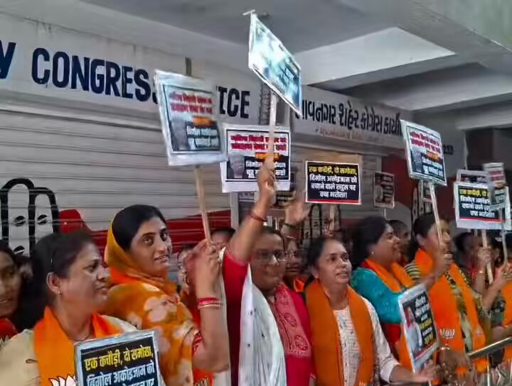 वीडियो भावनगर बीजेपी कार्यकर्ता महिलाओं का है । 😁😁 कांग्रेस के ऑफिस पर विरोध प्रदर्शन करने गई थी ।🥴😏 और वहाँ जाकर अपनी ही पार्टी के विरोध में नारे लगाने चालू कर दिए ।😛😛🫣 हाय रे भाजपा हाय हाय ।😁😁