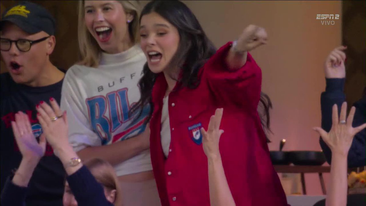 😍 LA FAN #1 DE JOSH ALLEN Así la emoción de Hailee Steinfeld con el acarreo de Josh Allen.
