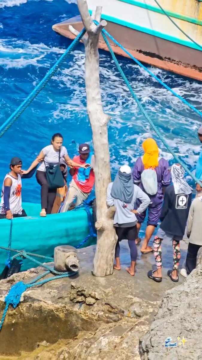 📍 Unloading passengers at Port VaLanga Itbayat, Batanes I really hope the national government will create a breakwater or improvise manual crane with safety basket to ease these waves for safety. 🥹🙏