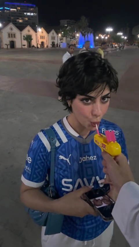 وهذي مو حوثيه كويتية وبمكان عام ونرْلت بحسابها وهي تئرْعْب وتسوي حركات حطيته بالبايو !! الى متى هذا الصمت #القبض_علي_الحوثيه_في_المترو