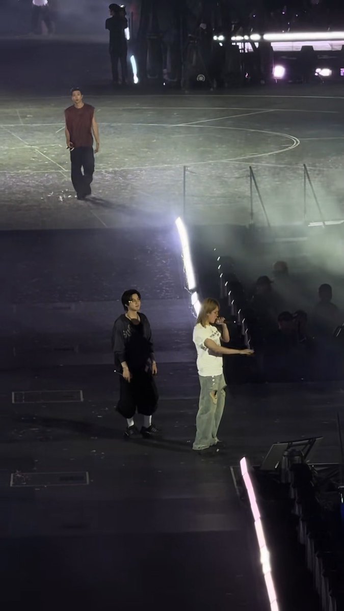 Jimin knew perfectly well that Yoongi was standing behind him, as there was a monitor in front of him showing what was being displayed on the main screen. At that moment, the main screen was showing yoonmin, but Jimin pretended not to see Yoongi😭🤣 #yoonmin