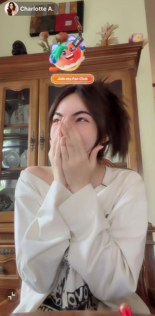 สมัยเด็ก แด๊ดดี้เคยบอกให้น้องทำชาร้อนกับคุกกี้ไว้หน้าทีวี แล้วซานต้าจะลงจากปล่องไฟเอาของขวัญมาให้ แต่ลืมไปว่าที่บ้านไม่มีปล่องไฟ😄 ละแด๊ดดี้ก็เคยเป็น tooth fairy น้องเอาฟันไว้ใต้หมอนแล้วแด๊ดดี้แอบวางตังค์ไว้ 100 /เป็นทุกอย่างให้เทอแล้วของจริงง 🤍🤍 #ชาล็อตออสติน #CharlotteAustin
