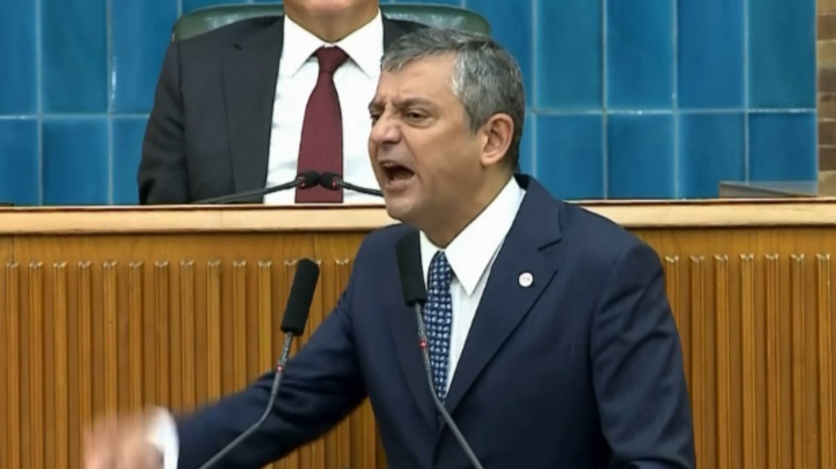 #SONDAKİKA Özgür Özel'den Cemil Tugay eleştirilerine sert çıkış: "Öz eleştiri yapacak mısın diyorlar. Öz eleştiri ne? İçim yanıyor, içim. Cemil Tugay'a eğer son imzayı bu el attıysa, bu el kırılaydı, bu kafa kırılaydı, bugünü görmeyeydi de o namussuzu aday yapmayaydı."