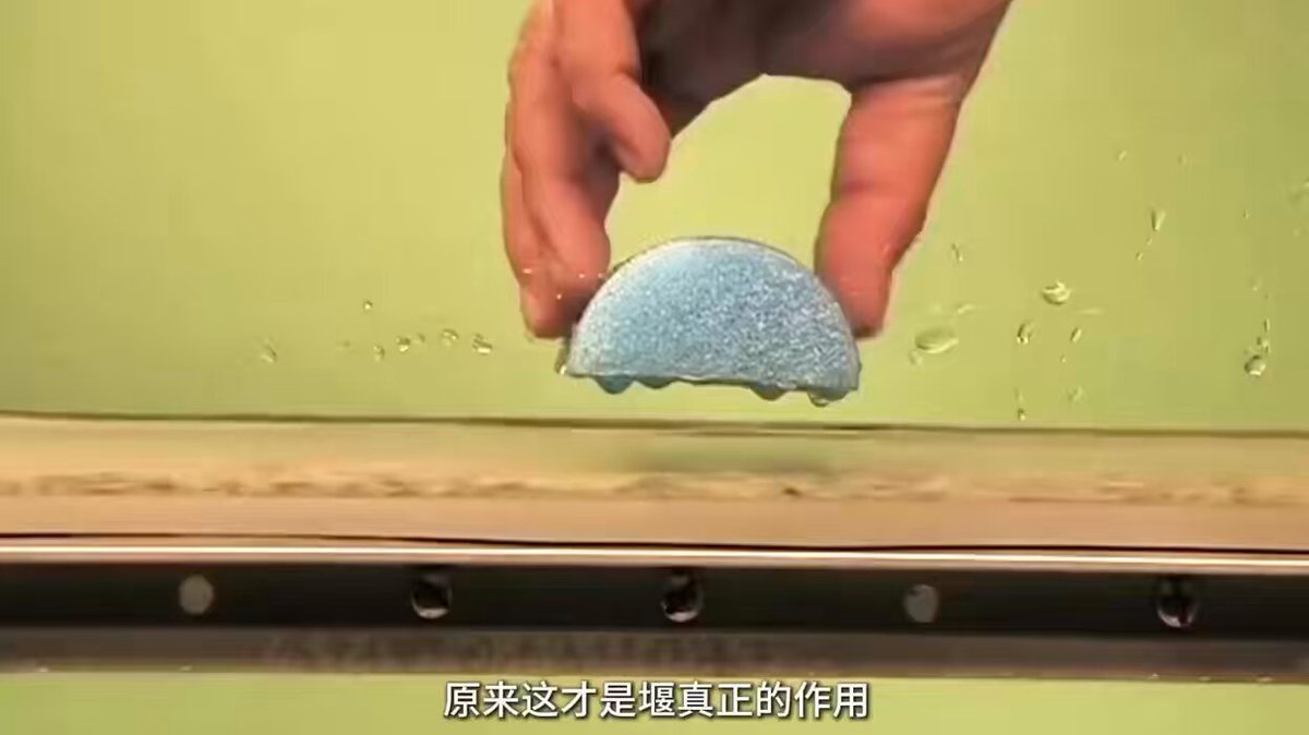 原来这才是堰真正的作用…… 建造都江堰的李冰真是个天才！ 没有电机没有传感器，却利用河流自身力量 造出了永远在线的自动水利系统。 不得不佩服老祖宗的顶级智慧！