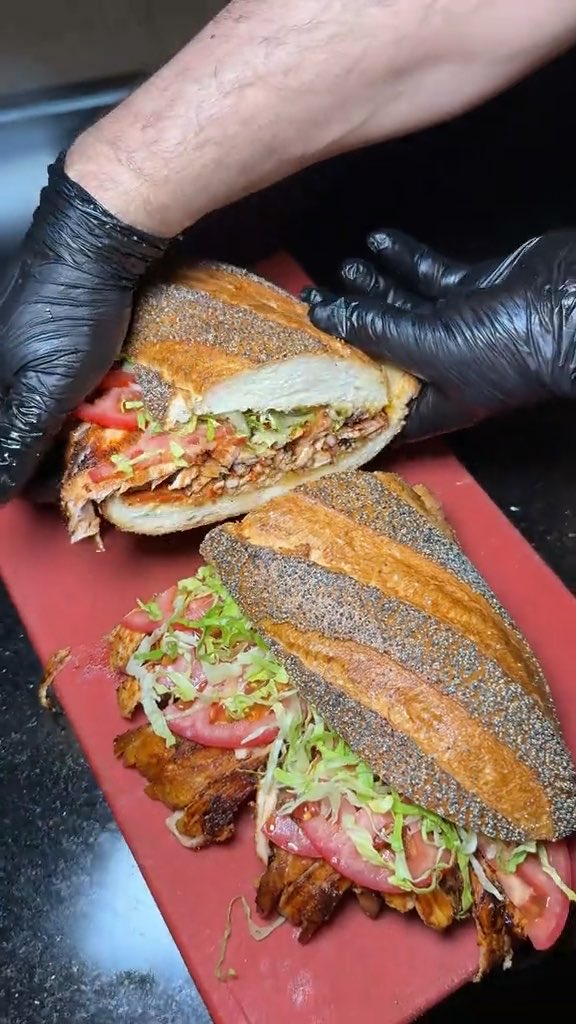 Bir döner ustası, soslu dürüm saçmalığından sıkılarak gerçek tavuk döner nasıl olur gösterdi.