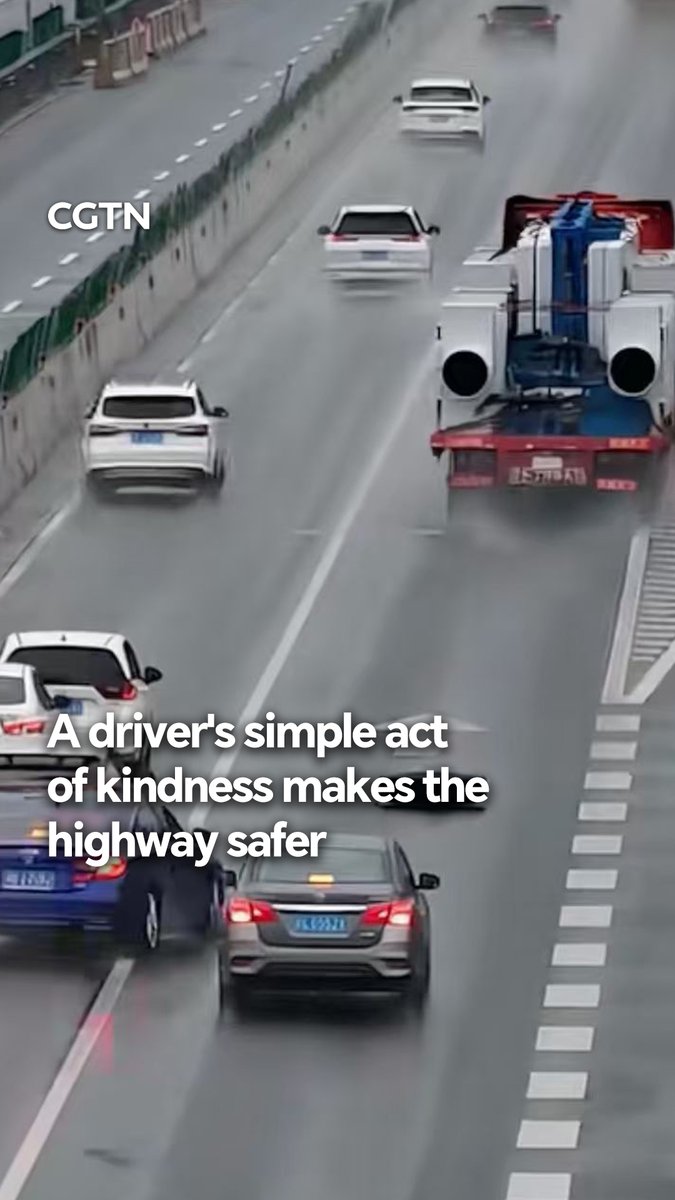 After a tire came off a truck and hit another vehicle on an expressway in Chenzhou, central China's Hunan Province, traffic began to back up. A passing driver pulled over, walked up to the tire and carried it off the road by hand, clearing the hazard for those behind.#PeopleFirst