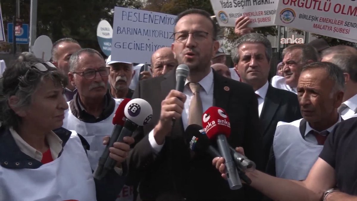 “Nasıl ki fon krizinde dönen paraları algılamakta zorluk çekiyorsak iktidar da halkın açlık feryadını algılayamıyor.” Parti Sözcümüz Av. Lütfullah ÖNDER, Birleşik Emekliler Sendikası’nın Hazine ve Maliye Bakanlığı önündeki açıklamasına destek verdi. • Emekli ekonomiye yük değil, piyasaya can veren bir güçtür. • Emeklinin cebinde para olsa esnaf kazanır, piyasa canlanır. • Her aile yoksulluk sınırının üzerinde bir geliri hak ediyor. • Bu milletin yoksulluğu kader değil, birlikte değiştireceğiz. Parti sözcümüzün dikkat çeken açıklamaları videomuzda.