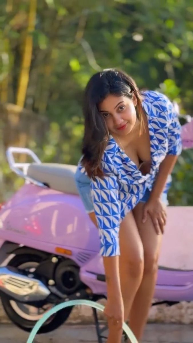 Ashwani A in her peak she has 25K+ Instagram subscribers × ₹399 each = ₹1 crore+ per month 🤯💸 Through your degrees away 😭 #ashwani #purplehalcyon