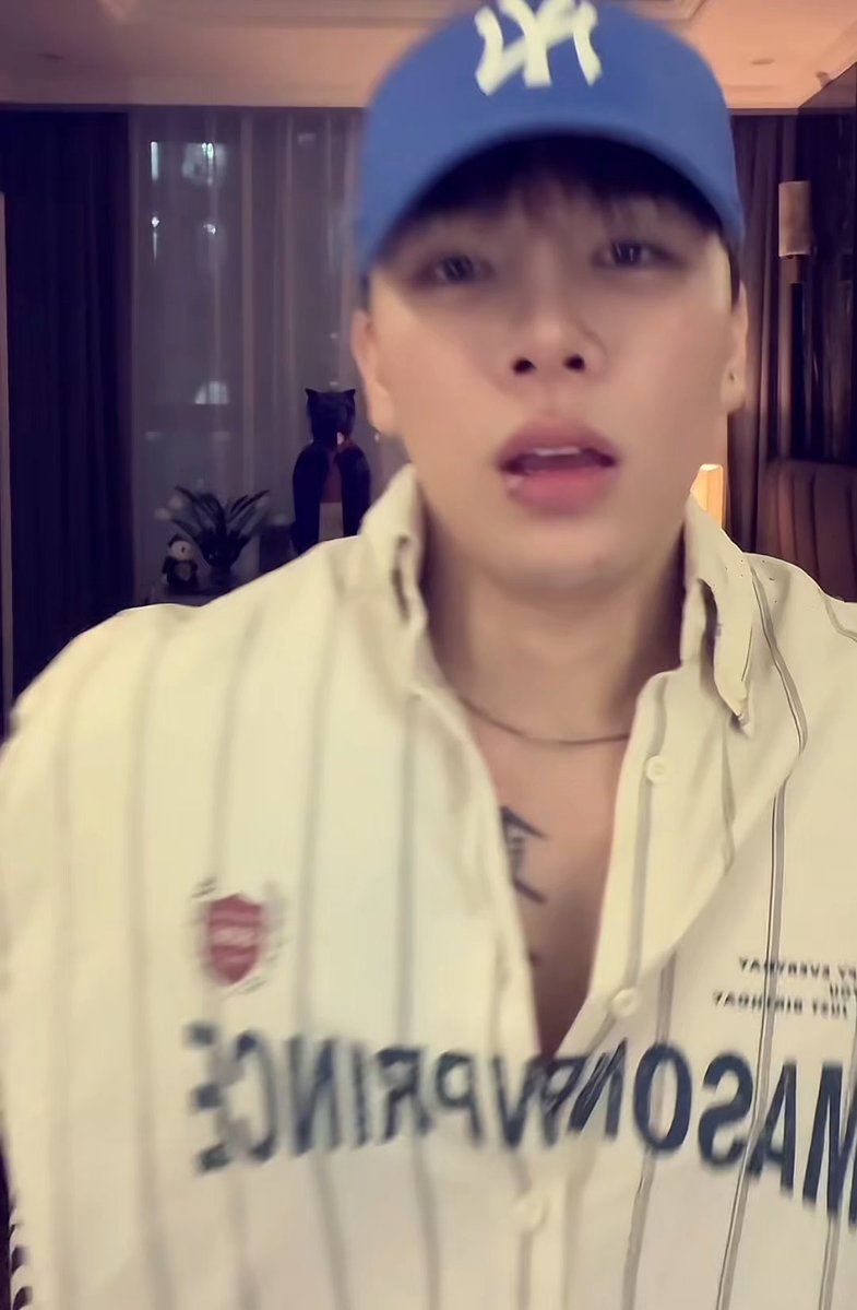 Anh có bàn tay để nắm tất cả … 🖤