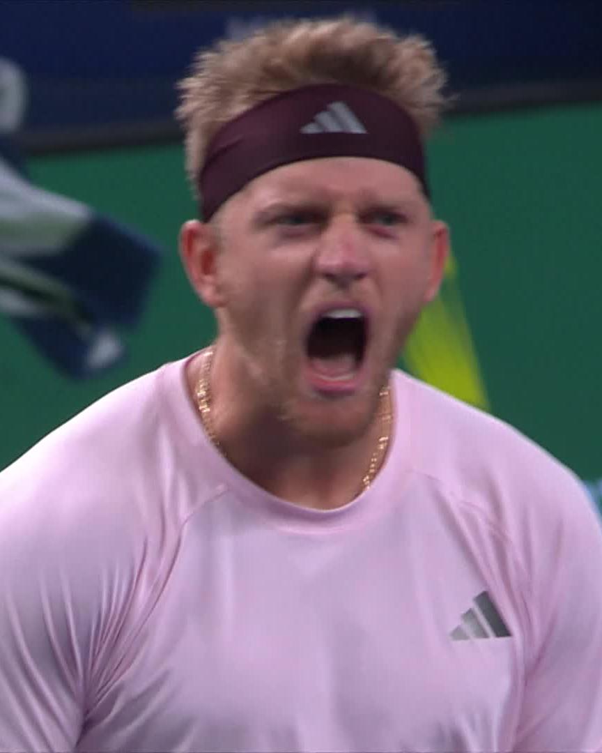 Dramatic finale sends Davidovich Fokina to the QF 🤩 Foki fights back to stop Hurkacz's 9-match winning streak in Shanghai, 1-6 6-3 7-6! Alejandro Davidovich Fokina #RolexShanghaiMasters