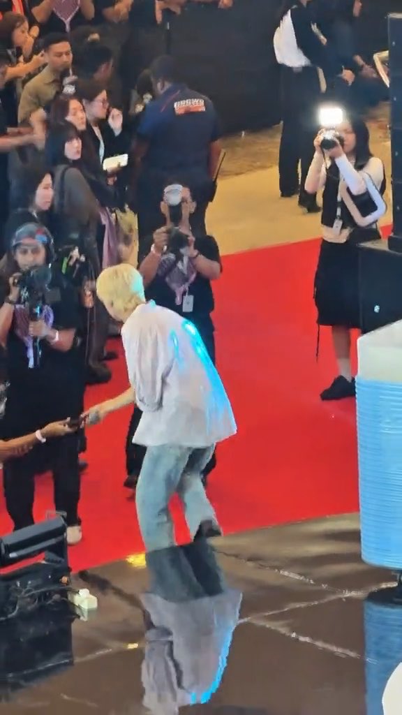 the way haechan is always so mindful of his hand manners, our polite boy 🫳🏻🥹