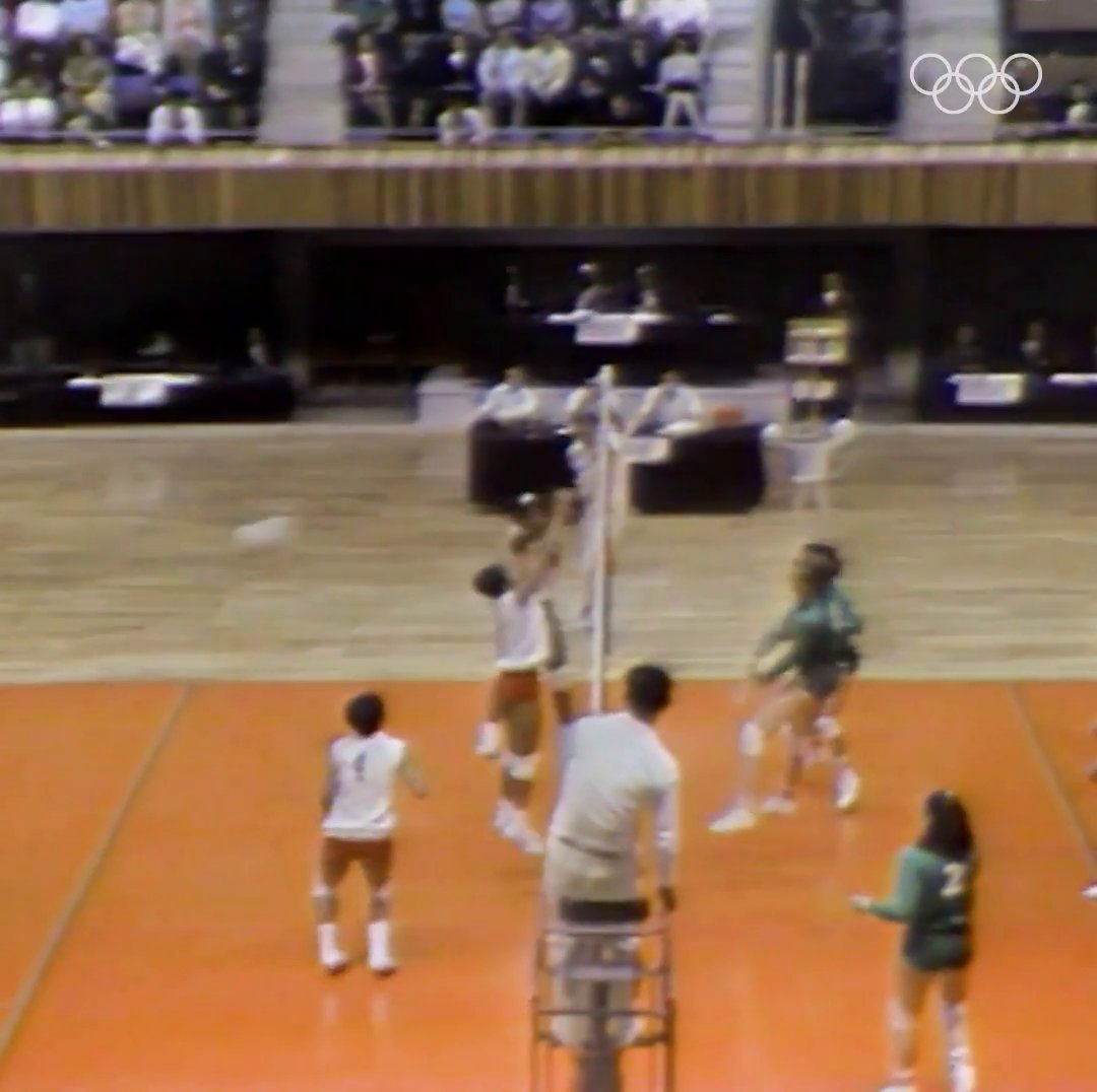 ¡Histórico! 🌟 Tal día como hoy en #Mexico1968 se celebró el primer partido entre dos equipos de habla hispana en el voleibol olímpico femenino: 👉 Perú venció a México en cinco sets: 15-17, 15-5, 10-15, 15-12. 15-7. 🇵🇪🏐🇲🇽 #JuegosOlimpicos l FPV - Federación Peruana de Voleibol