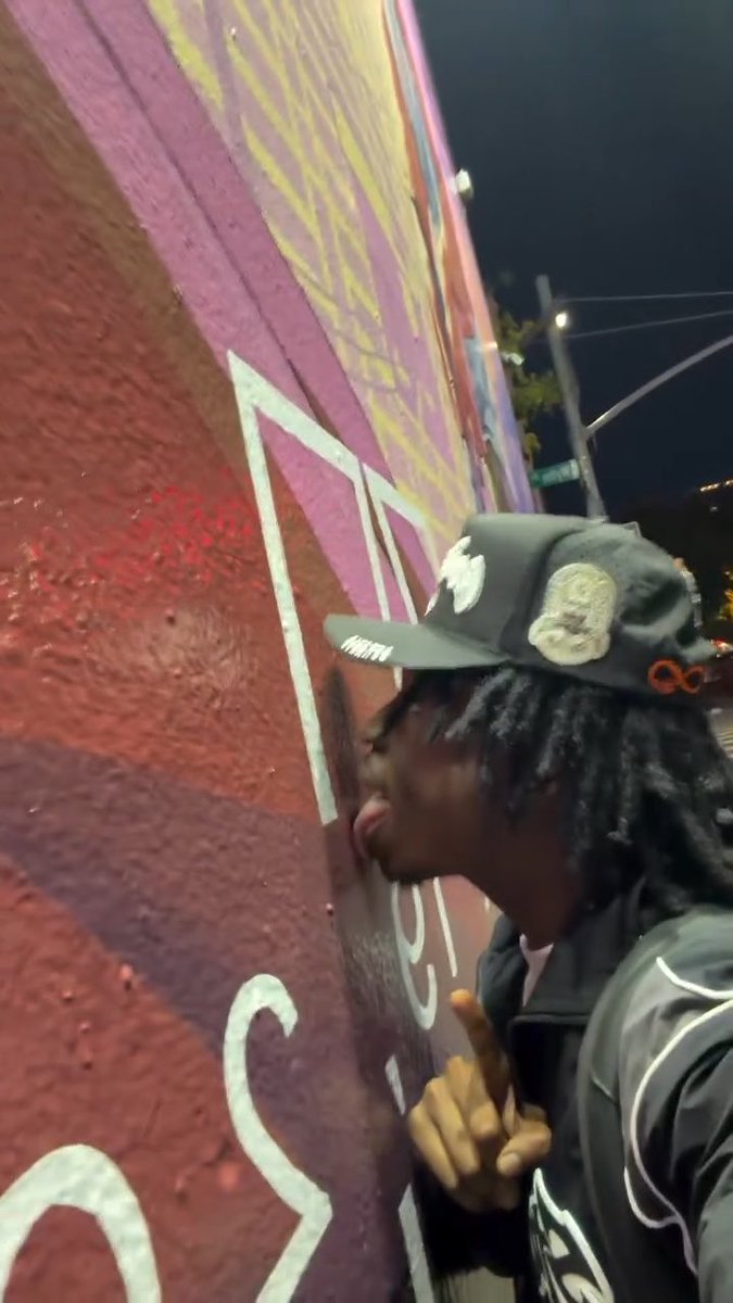 Someone went to the GTA 6 mural in Brooklyn and literally licked it. 😭