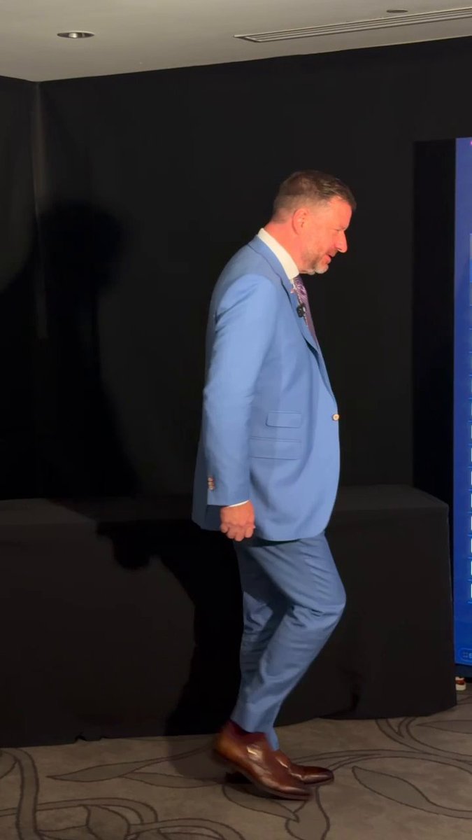 .Ole Miss Men’s Basketball HC Chris Beard hit the moonwalk 🕺