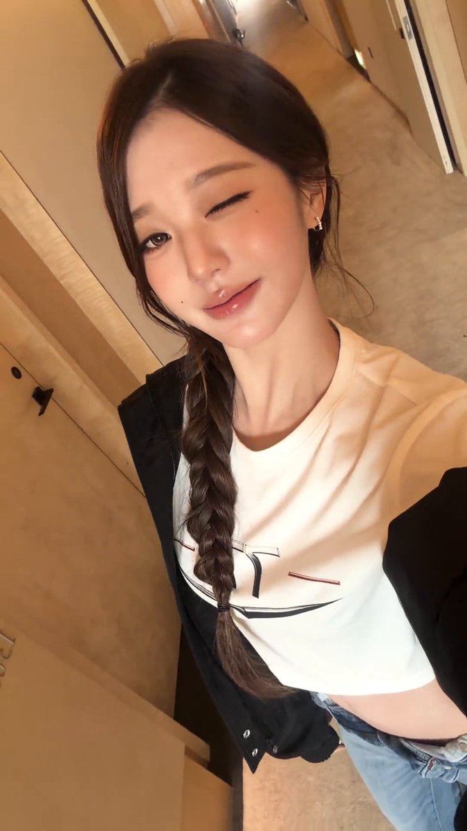 race day through JANG WON YOUNG’s eyes. come along for the Singapore Grand Prix with JANG WON YOUNG, Jung Hae In, and Jung Yong Hwa Cadillac Formula 1 Team