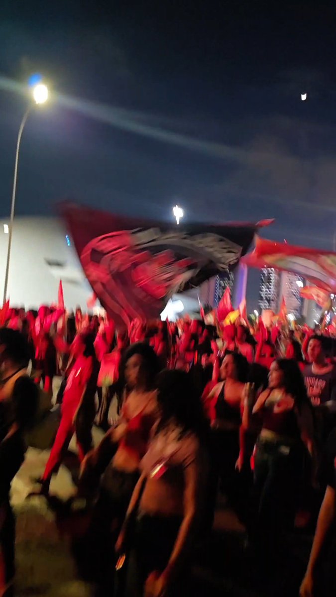 Olha a multidão linda agora na Esplanada dos Ministérios em Brasília. Ato chamado pelas e pelos estudantes tomou a capital do Brasil de centenas de milhares de pessoas. Bora reeleger Lula, acabar com a escala 6x1 e derrotar Flávio Bolsonaro ✊🏾