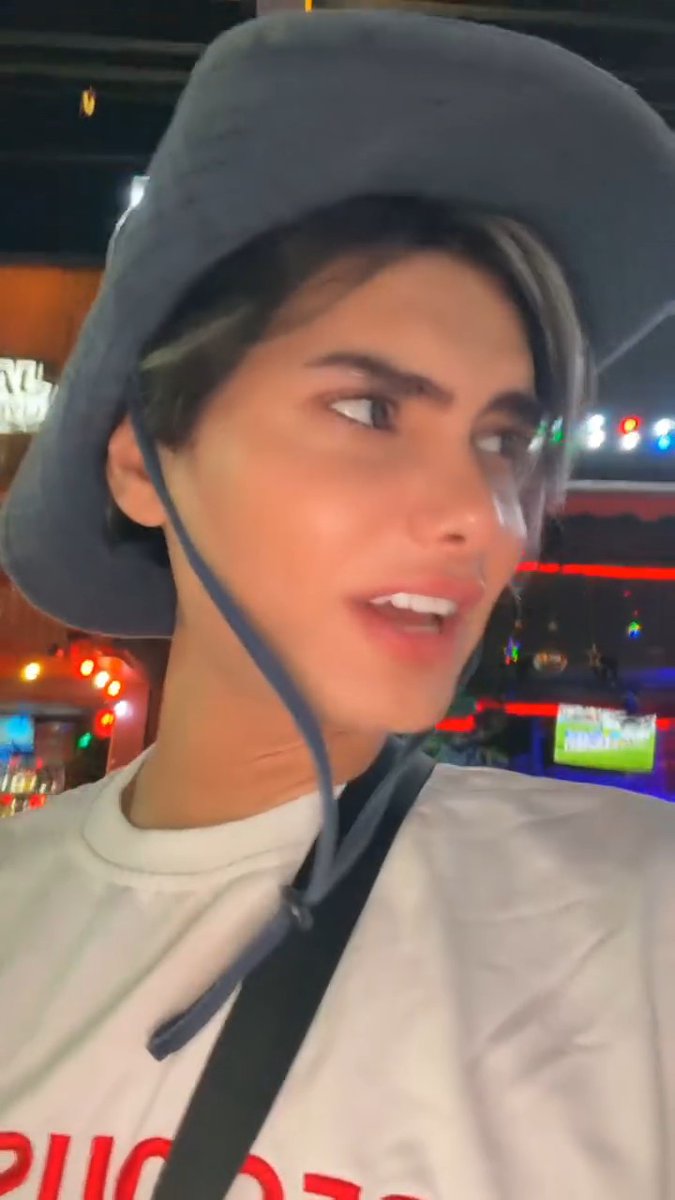 🦂🔥 منو فيكم جرب ياكل العقرب؟ 😳😂 تتجرأون تجربونه؟ 🤣 👻 سنابي: #تايلاند #عقرب #تجارب #سياحة