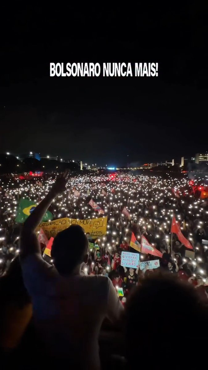 Mar de gente e de luzes em Brasília. O movimento estudantil fez história esta noite na nossa capital ✊🏾 Bora reeleger Lula, acabar com a escala 6x1 e derrotar Flávio Bolsonaro 💪🏾