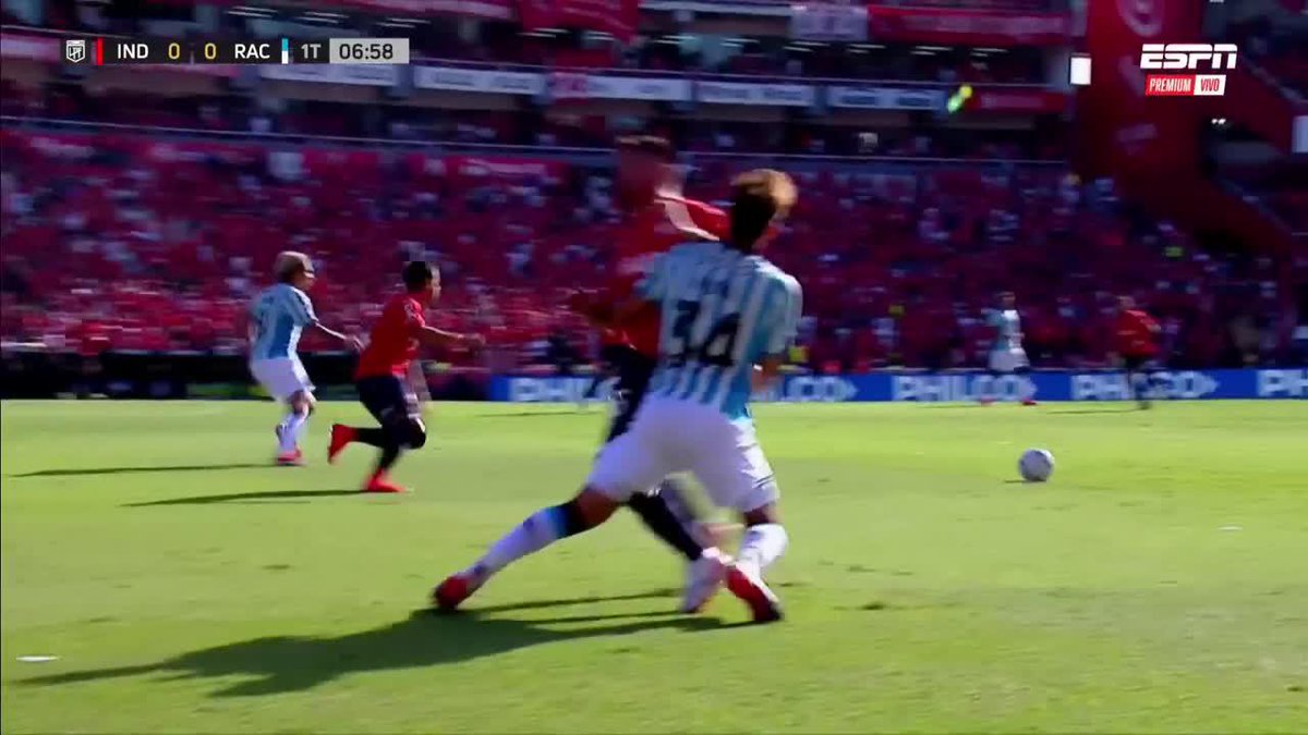 La última vez que Facundo Tello dirigió un Clásico de Avellaneda, no expulsó a Damián Pérez por este terrible codazo sobre Facundo Mura. Era roja acá y en todo el mundo. Guardia alta para el domingo.