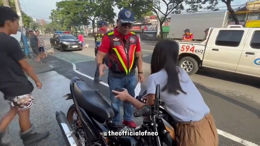 Ayan, kapag nahuli, iyak. 😭 Rules are rules. Hindi naman MMDA ang may kasalanan na nahuli sila. 🤷♀️