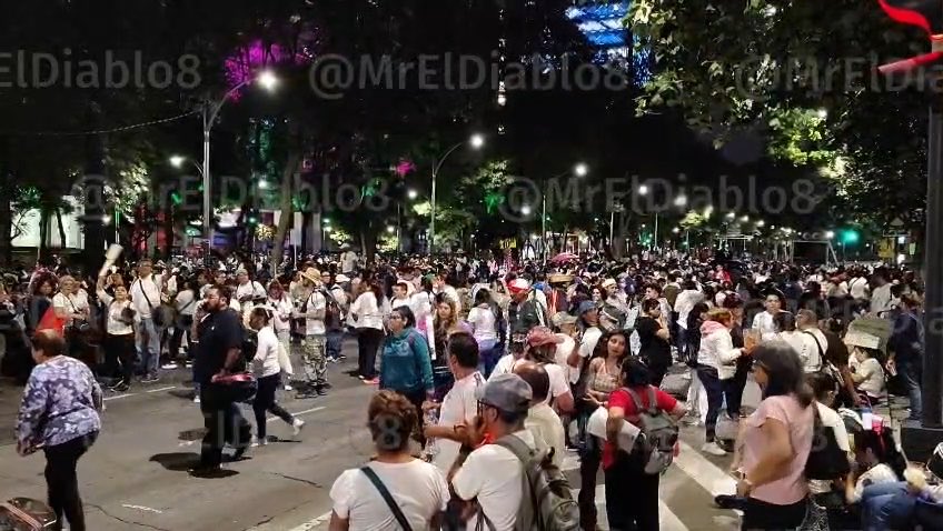 Así el Paseo de la Reforma, más de 5 mil personas permanecen frente al 476, donde se encuentra el IMSS . #Video 🎥👇🏽