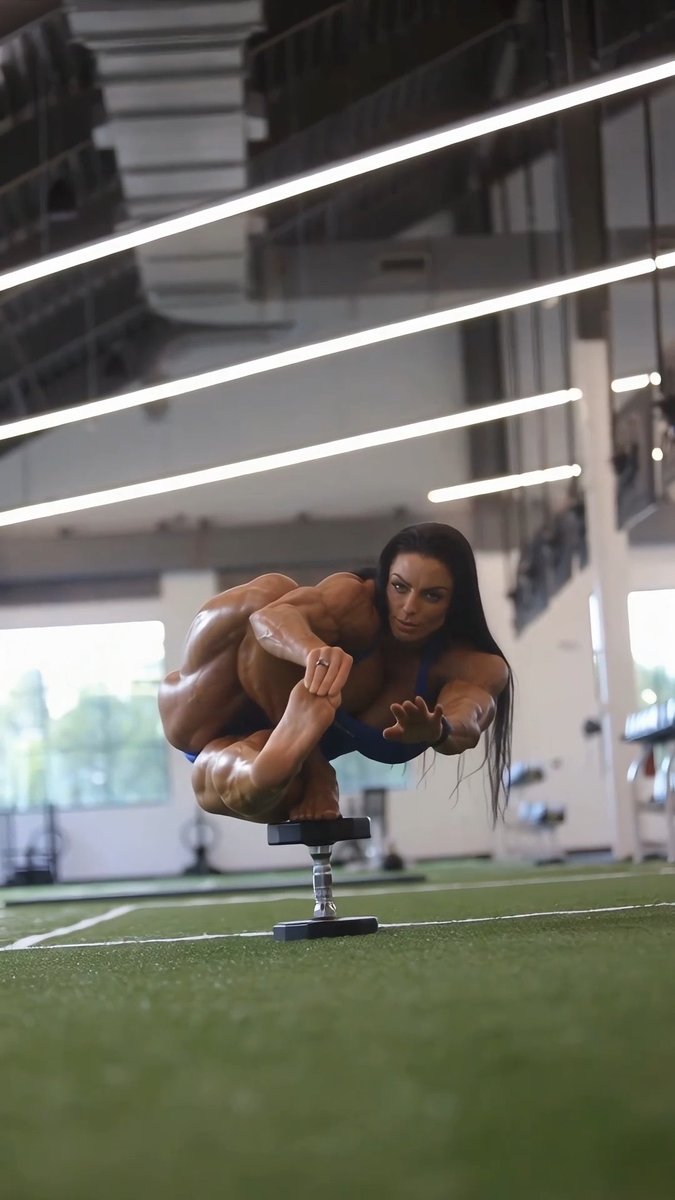 Be honest… how was my balance? Rate it from 1–10! 🙈😚 #musclemommy #gymgirl #tallwomen #girlswithmuscle