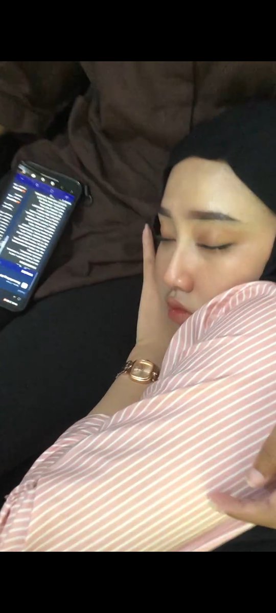 Lagi menjaga tuan putri lagi tidur