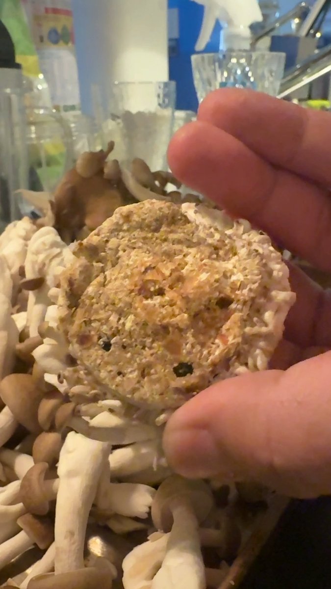 シメジの石づき、すごい取りにくいやつとかありますよね。キノコ部分がもう石づきにかかっちゃってるやつとかで、半分に割ったりしたら石づきについてるおがくずみたいなのが周りに散らばって、「わ、ちょっと嫌だな」ってなったりするんですけど。 逆さまにして石づきの脇から包丁を入れてぐるっと一周切ってから真ん中を取ると、綺麗に取れます。 これを発見してからずっとやってるんだけど、意外と普通だったらごめんなさい。