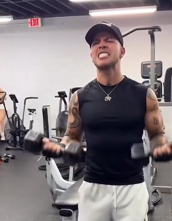 Que delicia ver como le dan órdenes a Jd Pantoja para ejercitarlo, volverlo más mamado, que morbo da que lo manden y le exijan al cabrón, aunque le duela, pero que se vuelva más fuerte, esas facciones verga 😈🔥 #porno #morboso #jdpantoja #fetiche #mamado #morbo #hot #gay #men