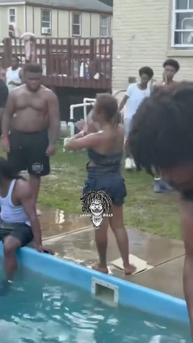 She got too drunk 😭 and tries to fight everybody at the pool party 💀🥊 how filthy can the pool be 😭